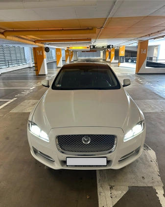 Jaguar XJ cena 140000 przebieg: 78000, rok produkcji 2017 z Chorzów małe 232